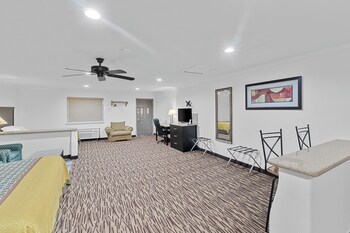 Suite (1 King and 1 Queen bed)