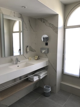 Suite, 1 Queen Bed, Non Smoking, Balcony