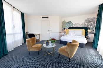 Suite, 1 Queen Bed, Non Smoking, Balcony