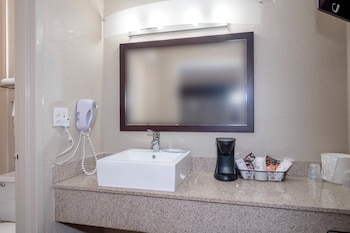 Standard Room, 2 Queen Beds (Smoke Free)