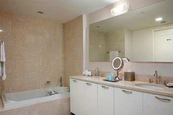 Suite, 1 King Bed, Accessible, Ocean View (Hearing)