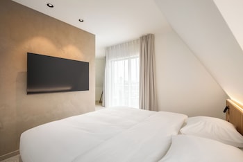 Deluxe Double Room, 1 King Bed, Balcony, City View