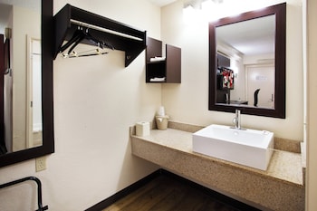 Deluxe Room, 1 King Bed, Accessible (Smoke Free)