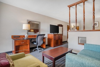 Suite, 1 King Bed, Non Smoking, Balcony (2nd Floor)