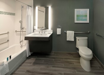 Standard Room, 1 Queen Bed, Accessible Bathtub (Communications)