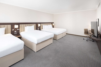 Family Room (Deluxe,01 King and 02 Queen Beds)