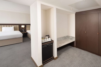Family Room (Deluxe,01 King and 02 Queen Beds)