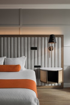 Junior Suite with Corner Balcony City View, 1 King bed