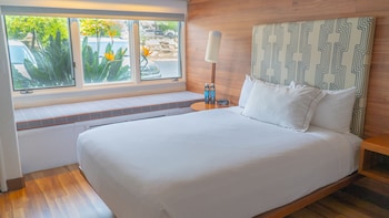 Classic Room, 2 Queen Beds, Roll-in Shower