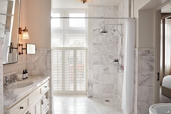 1 Queen Accessible Roll In Shower