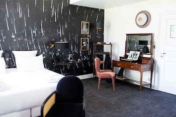 Deluxe Room, 1 Double Bed (Grounds view)