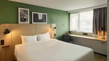 Standard Room, 1 Queen Bed