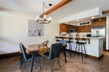 Condo, 2 Bedrooms, 2 Bathrooms (1000 Square Foot Condominium)