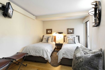 Condo, 3 Bedrooms, 2 Bathrooms (Diamond)