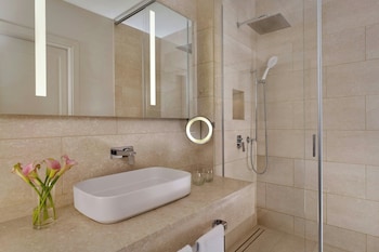 Classic Room, 1 King Bed, Garden View
