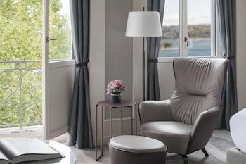 Deluxe Room, 1 King Bed, Lake View