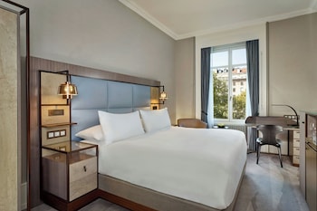 Classic Room, 1 King Bed, Garden View