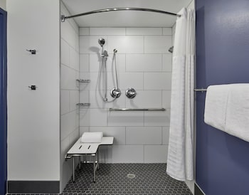 Room, 1 King Bed (Mobility/Hearing Access, Roll-In Shwr)
