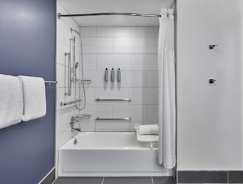 Room, 2 Queen Beds (Mobility Accessible, Tub)