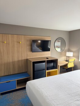 Room, 1 King Bed, Mobility Accessible, Non Smoking (Bathtub w/ Grab Bars)