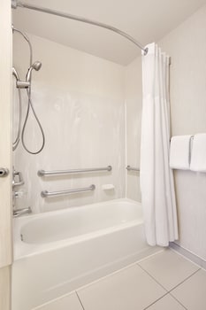 Studio, 1 King Bed (Mobility Accessible, Roll-in Shower)