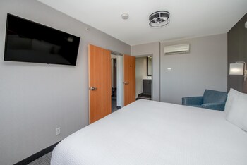 Premium Studio Suite, 1 King Bed (Coast Premium King Junior Suite)