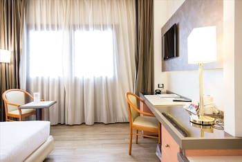 Economy Room, 1 King Bed, Non Smoking, Ground Floor