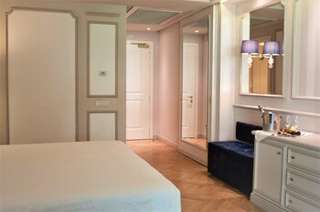 Deluxe Double or Twin Room, Lake View (with Spa Access)
