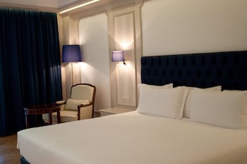 Deluxe Double or Twin Room, Lake View (with Spa Access)
