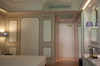 Deluxe Double or Twin Room, Lake View (with Spa Access)