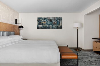 Club Room, 1 King Bed, Marina View