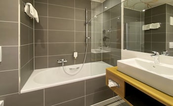 Family Room with Bathtub