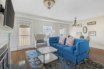 2 Bedroom 1 Queen and 2 Doubles Suite