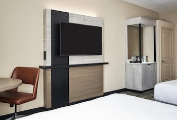 Room, 2 Queen Beds, Accessible (Roll-In Shower)
