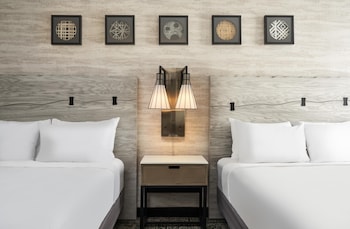 Room, 2 Queen Beds, Accessible, Bathtub