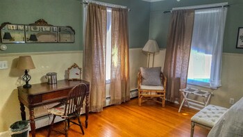 Superior Twin Room, Ensuite (Room 4 The Robert Frost)