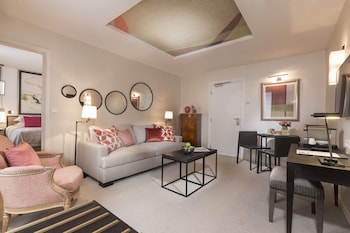 Suite, 1 Queen Bed with Sofa bed