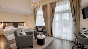 Superior Room, 1 Queen Bed, Garden View