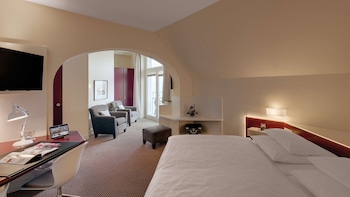 Deluxe Room, 1 Queen Bed, Balcony, River View