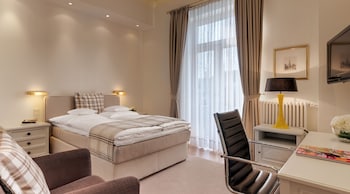 Standard Room, 1 Queen Bed, Garden View