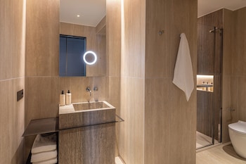 Executive Suite, Courtyard View