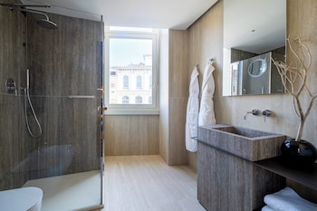 Executive Suite, Courtyard View