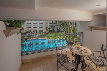 Premium Room, 1 King Bed, Club Lounge Access