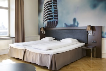 Family Room, 2 Twin Beds