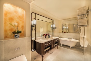 Heritage wing, Somerset Maugham Suite with Metropole Privileges and Benefits, King Bed
