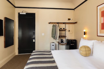 Standard Room, 1 Queen Bed, City View