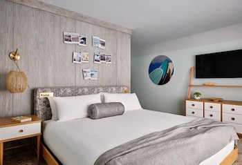 Suite, Multiple Beds, Pool View (King and Bunk)
