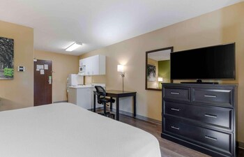 Room, 1 Queen Bed, Non Smoking, Kitchen