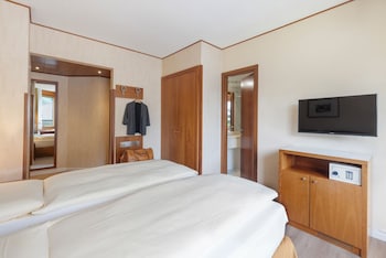 Junior Suite, Partial Lake View