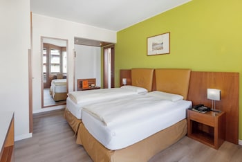 Junior Suite, Partial Lake View